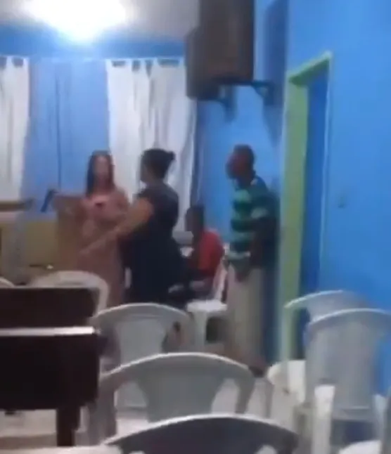 Mulher viraliza após expor traição do marido pastor e causar pancadaria durante culto