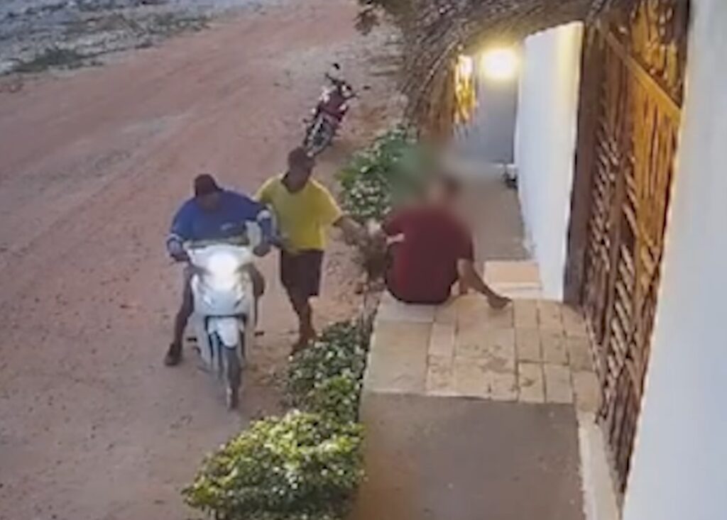 Homem reage a assalto, luta com ladrões e impede roubo de moto em Itarema, no Ceará