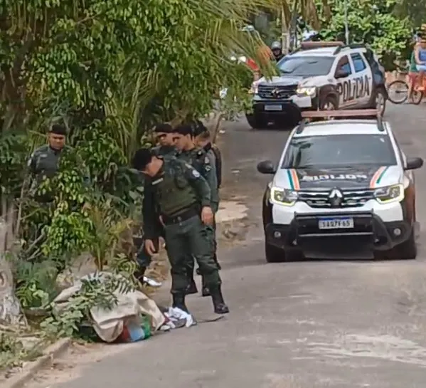 Corpo de homem é encontrado enrolado em rede em meio ao lixo, em avenida de Fortaleza