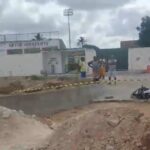 Acidente: motociclista colide em bloco de concreto e morre em frente a estádio em Pacajus/CE