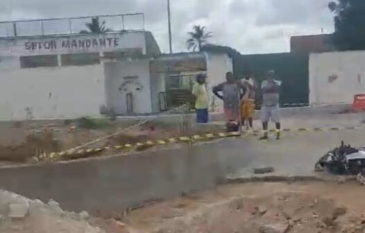 Acidente: motociclista colide em bloco de concreto e morre em frente a estádio em Pacajus/CE