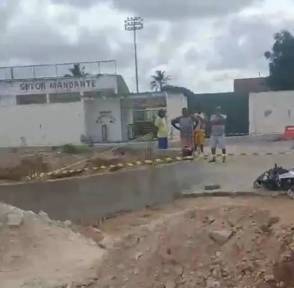 Acidente: motociclista colide em bloco de concreto e morre em frente a estádio em Pacajus/CE