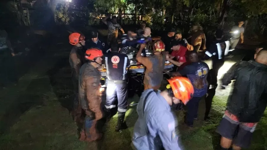 Deslizamento de terra em Taubaté, interior de SP, deixa quatro pessoas soterradas