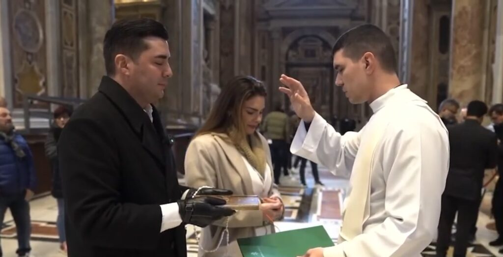 Jubileu das Comunicações: jornalistas da TV Cidade Fortaleza entregam livro de intenções ao Papa Francisco