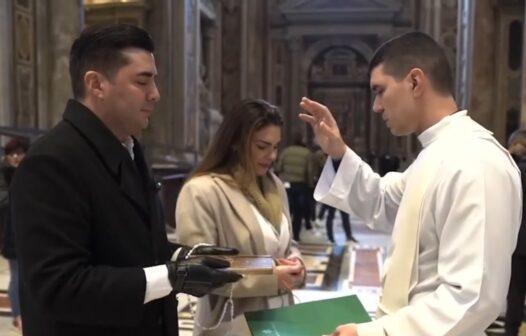 Jubileu das Comunicações: jornalistas da TV Cidade Fortaleza entregam livro de intenções ao Papa Francisco