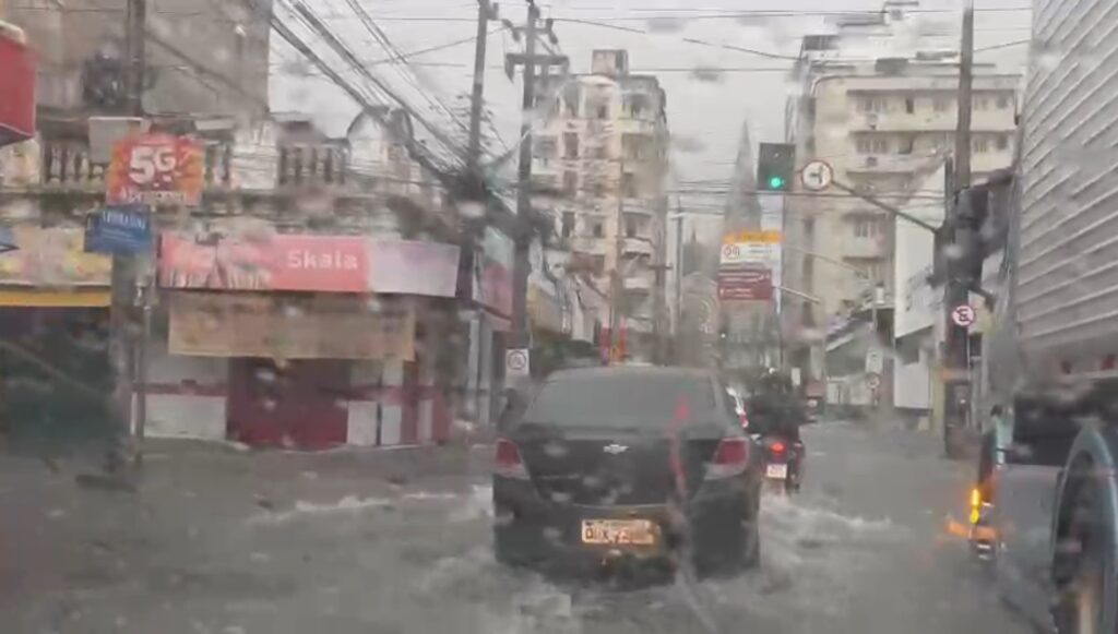 Chuva em Fortaleza nesta quarta-feira causa transtornos; veja previsão para os próximos dias