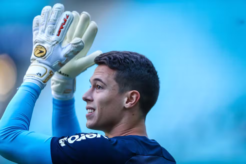 Fortaleza anuncia goleiro Brenno como reforço para a temporada 2025