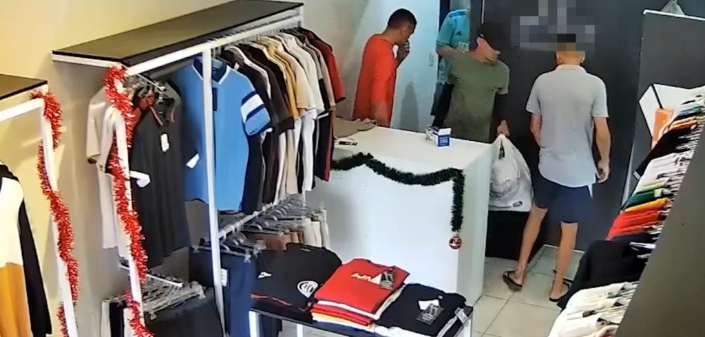 Loja de roupas é assaltada e comerciante fica no prejuízo, em Fortaleza