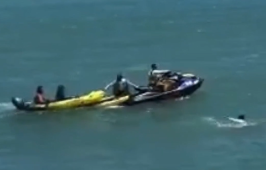 Casal é resgatado do mar após ficar à deriva na Praia de Iracema, em Fortaleza