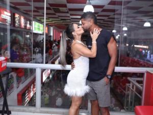 Viviane Araujo troca beijos com o marido