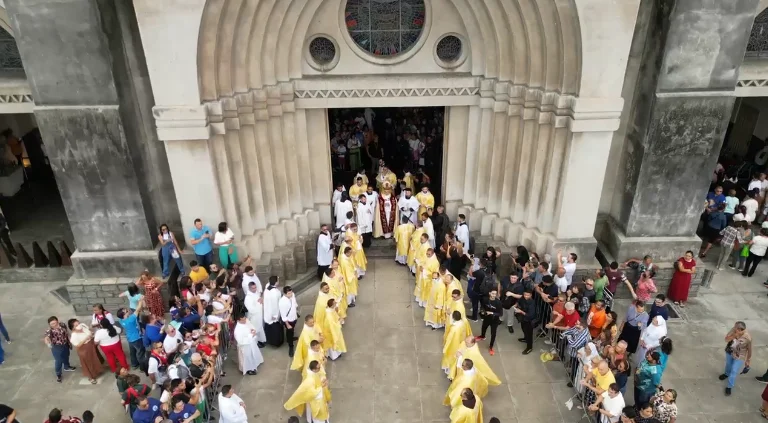 Fiéis celebram abertura do Jubileu da Esperança com procissão em Fortaleza