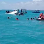 Catamarã afunda com 47 pessoas e deixa um morto no mar em Maragogi, em Alagoas