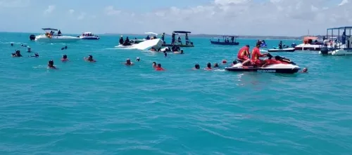 Catamarã afunda com 47 pessoas e deixa um morto no mar em Maragogi, em Alagoas