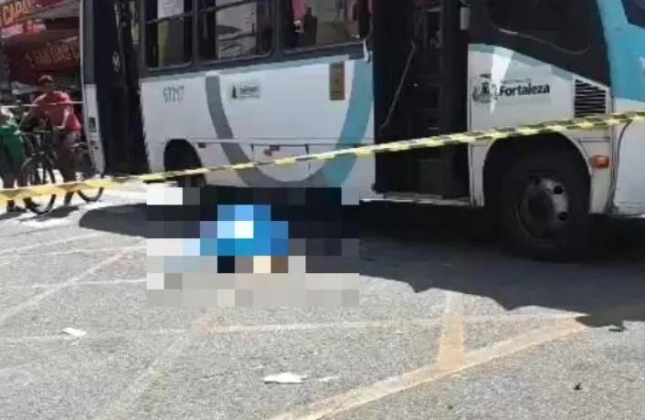 Mulher morre após ser atropelada por moto e micro-ônibus no Centro de Fortaleza