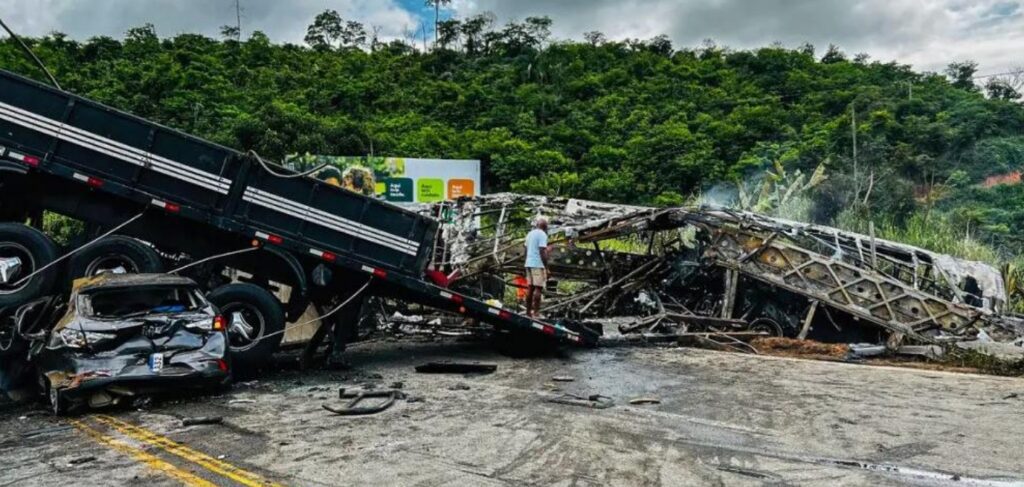 Acidente em Teófilo Otoni deixa 38 mortos e marca maior tragédia rodoviária em 17 anos