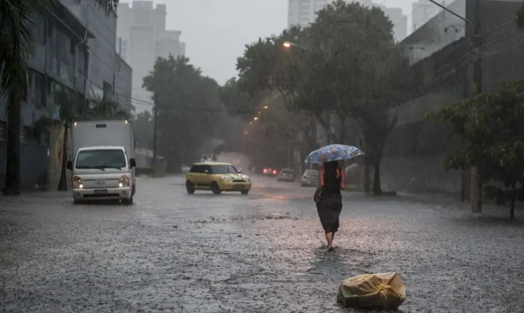 Fortaleza terá chuvas fortes e queda de temperatura até domingo (23)