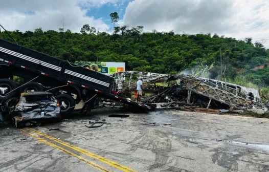 Acidente envolvendo ônibus, carreta e carro deixa 26 mortos na BR-116 em MG