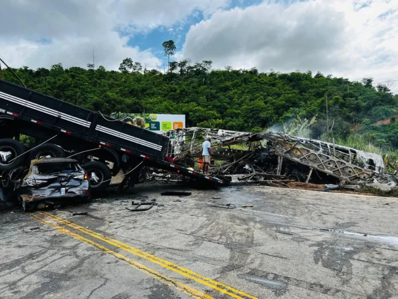 Acidente envolvendo ônibus, carreta e carro deixa 26 mortos na BR-116 em MG