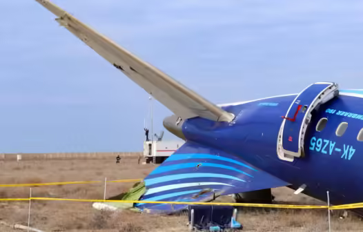 Putin pede desculpas por queda de avião da Embraer no Cazaquistão, mas culpa drones ucranianos