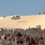 Motorista tenta atravessar duna em praia do Ceará e caminhonete fica inclinada