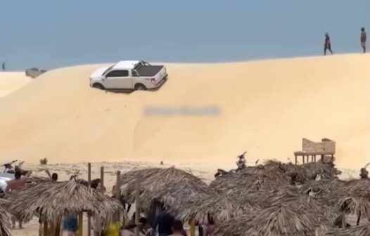 Motorista tenta atravessar duna em praia do Ceará e caminhonete fica inclinada