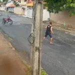 Tentativa de assalto em Fortaleza acaba em briga entre vítimas e criminosos na rua; dois são presos