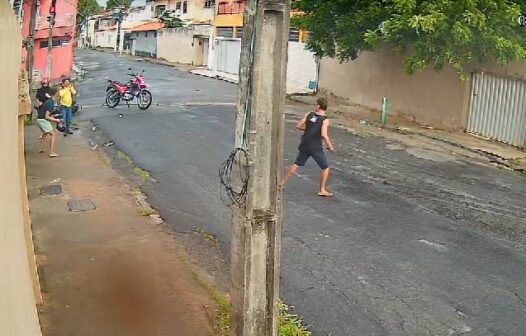 Tentativa de assalto em Fortaleza acaba em briga entre vítimas e criminosos na rua; dois são presos