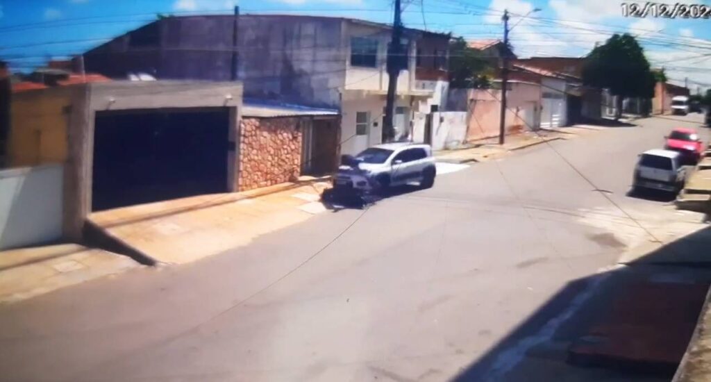 Ladrão é atropelado por carro quando assaltava mulher no bairro Henrique Jorge, em Fortaleza