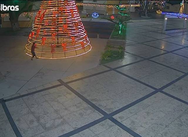 Homem é flagrado vandalizando árvore de Natal na praça da matriz de Acaraú (CE)