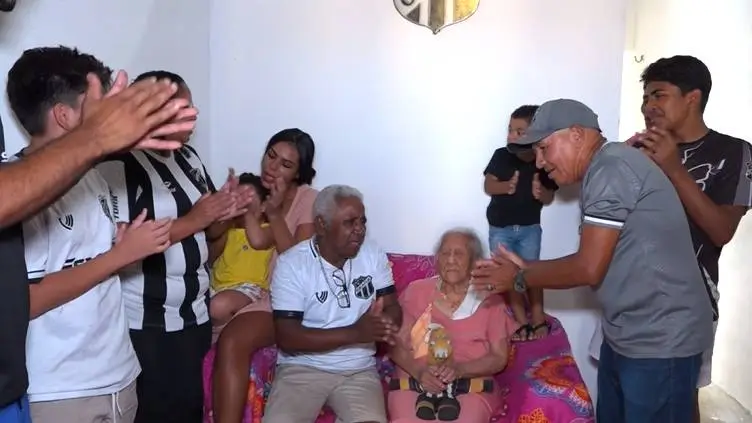 Idosa reúne filhos, netos, bisnetos e trinetos para celebrar 114 anos de vida em Fortaleza