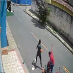 Mulheres reagem a assalto, derrubam moto de suspeito, mas ele foge com dinheiro do caixa