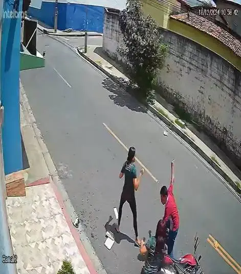 Mulheres reagem a assalto, derrubam moto de suspeito, mas ele foge com dinheiro do caixa