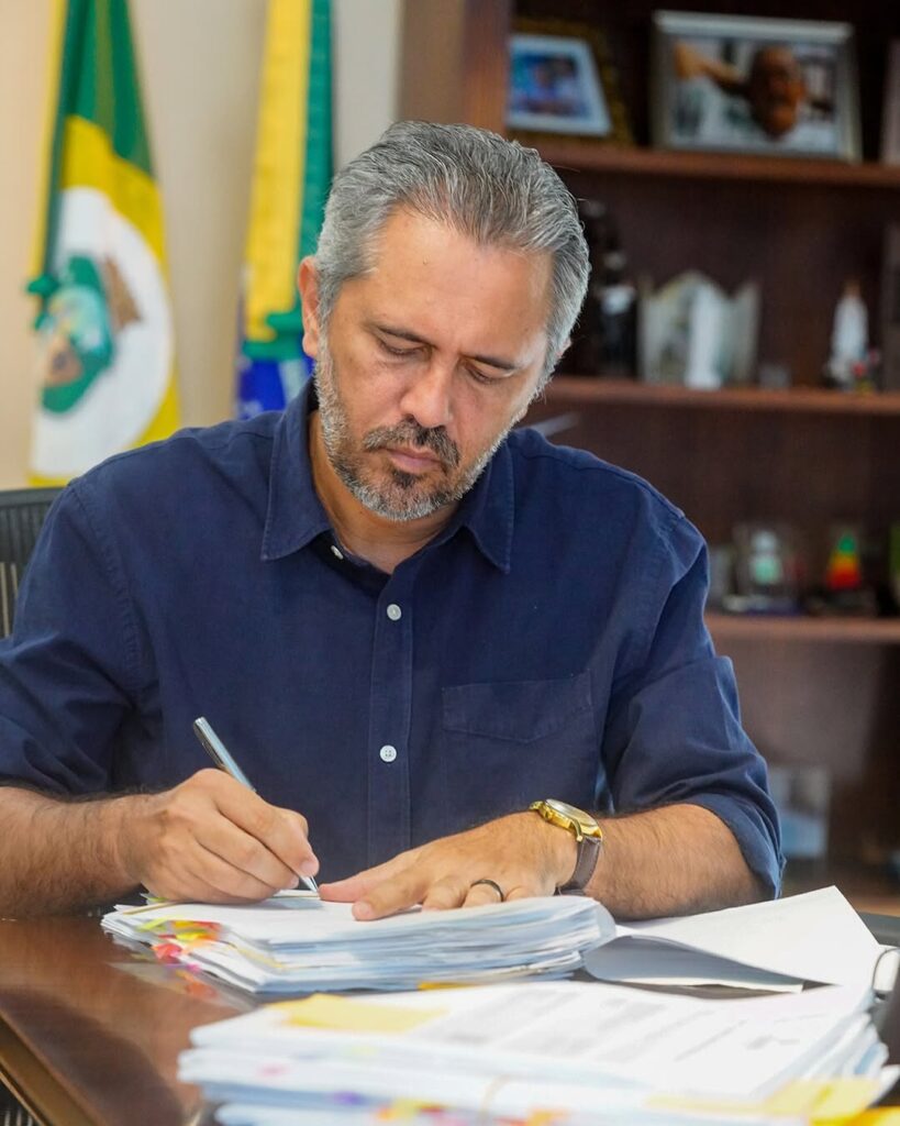 Elmano anuncia parcelamento do ICMS de Natal e prorrogação de concurso da Uece