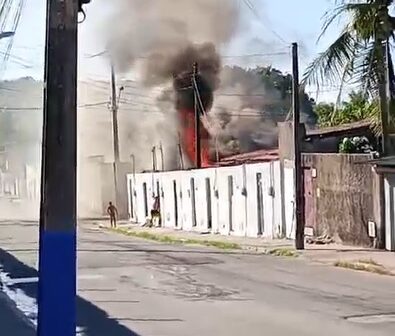 Incêndio destrói casa em Fortaleza; supeita é que fogo tenha sido causado por curto-circuito