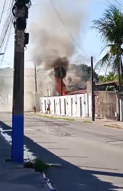 Incêndio destrói casa em Fortaleza; supeita é que fogo tenha sido causado por curto-circuito