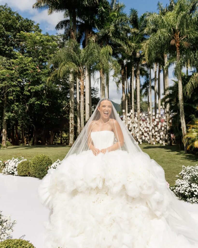 Larissa Manoela exibe vestido deslumbrante em terceira cerimônia de casamento