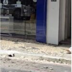 Laje desaba no Centro de Fortaleza, atinge fiação elétrica e assusta pedestres; video