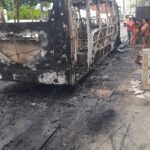 Van de transporte alternativo pega fogo durante madrugada em Fortaleza