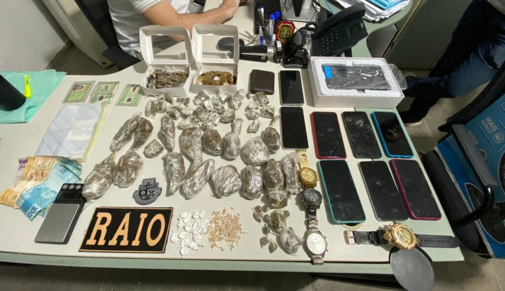 Polícia Militar captura oito pessoas e apreende drogas em Maranguape