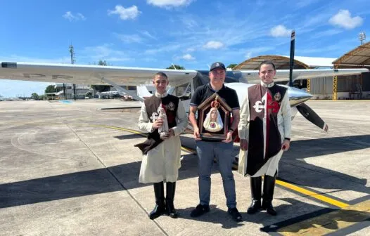 Ricardo Bezerra sobrevoa Fortaleza com imagem de Nossa Senhora de Fátima dos Arautos do Evangelho