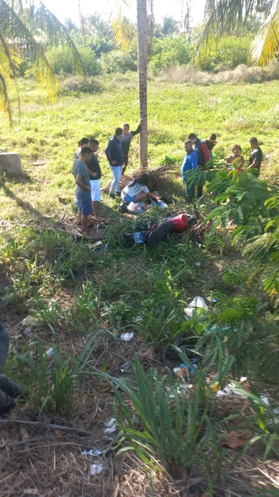 Motociclista é arremessado após colisão, bate a cabeça em coqueiro e cai em vala na CE-060