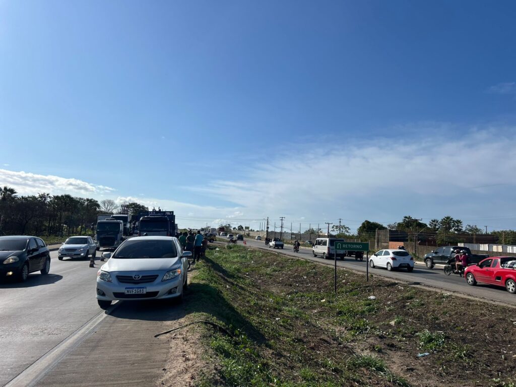 Acidente fatal entre caminhão e motocicleta no Anel Viário