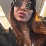 Anitta surge com touca de grife de R$ 3 mil ao viajar na madrugada; veja o vídeo