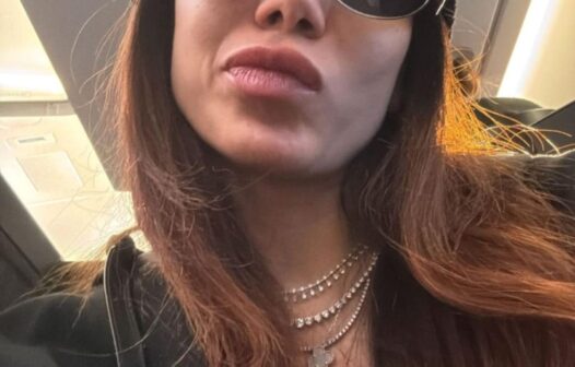 Anitta surge com touca de grife de R$ 3 mil ao viajar na madrugada; veja o vídeo