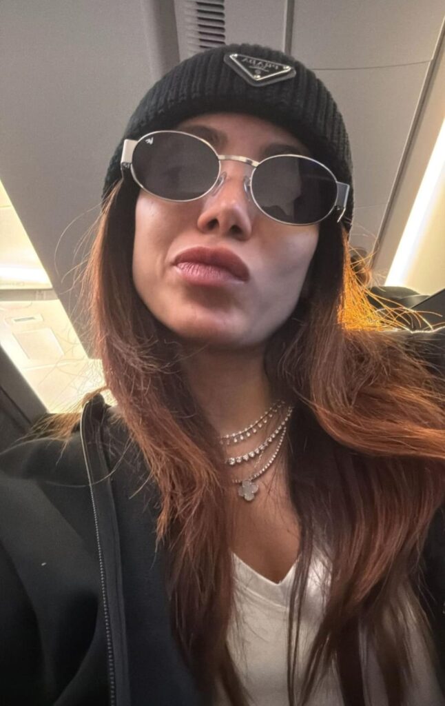 Anitta surge com touca de grife de R$ 3 mil ao viajar na madrugada; veja o vídeo