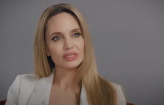 Angelina Jolie diz que perdeu voz após morte da mãe: ‘Fiquei muito emotiva’