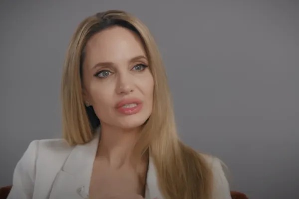 Angelina Jolie diz que perdeu voz após morte da mãe: ‘Fiquei muito emotiva’