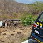 Caminhão transportando 15 carros tomba na BR-116 no interior do Ceará