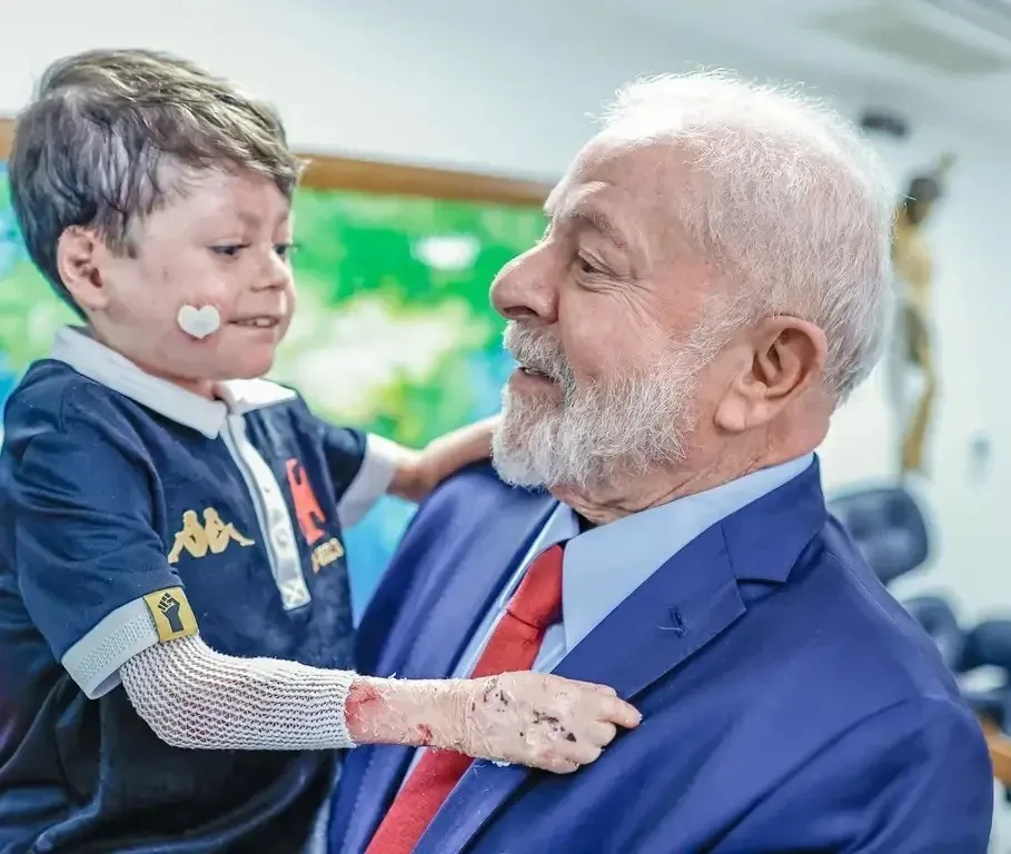 Lula parabeniza menino Gui por ter vencido prêmio de Torcedor do Ano da Fifa