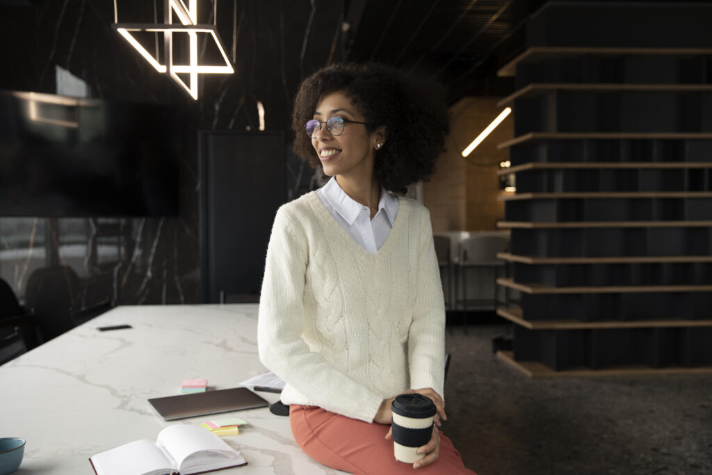 Como as empresas podem combater o racismo no ambiente de trabalho: orientações para líderes e gestores